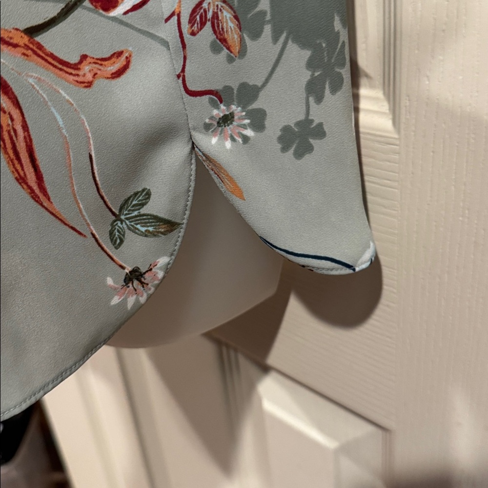 NYDJ Sage Green Floral Blouse. Sz Medium - Picture 5 of 8